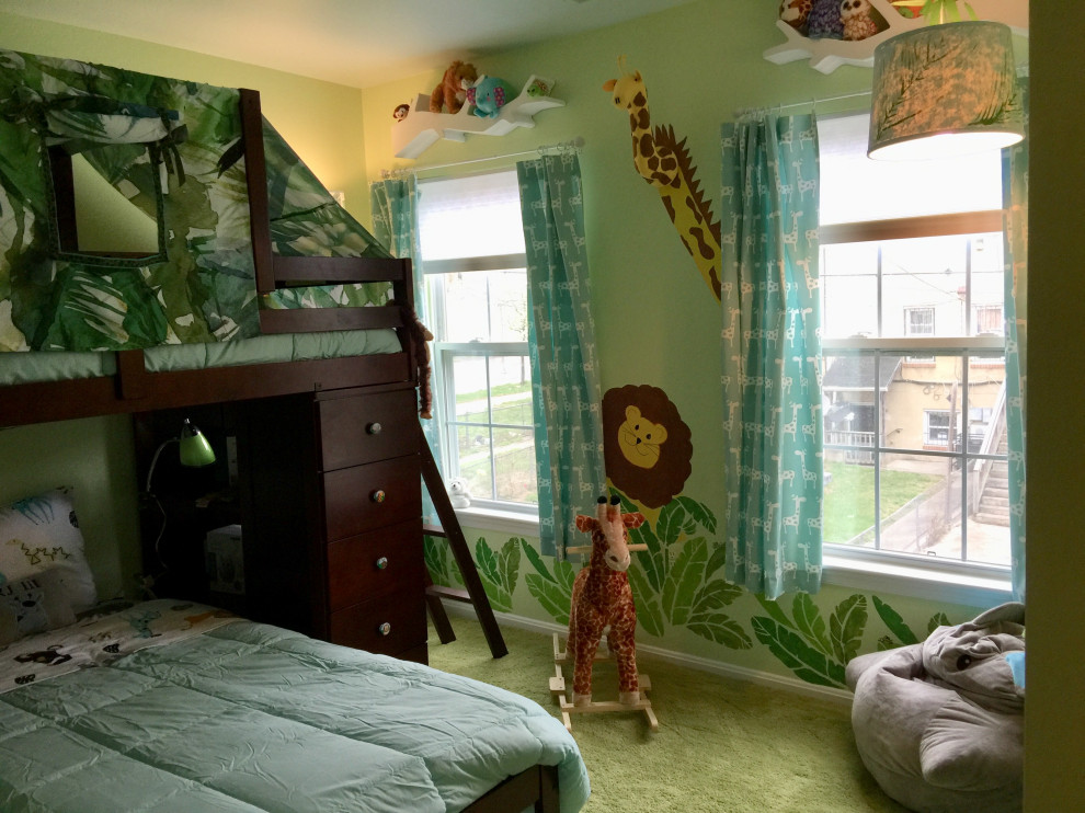 Bild på ett mellanstort barnrum kombinerat med sovrum, med gröna väggar, heltäckningsmatta och grönt golv