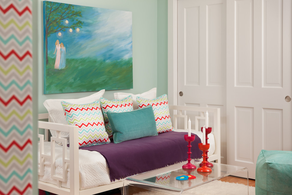 Modelo de dormitorio infantil clásico renovado grande con suelo de madera clara y paredes azules