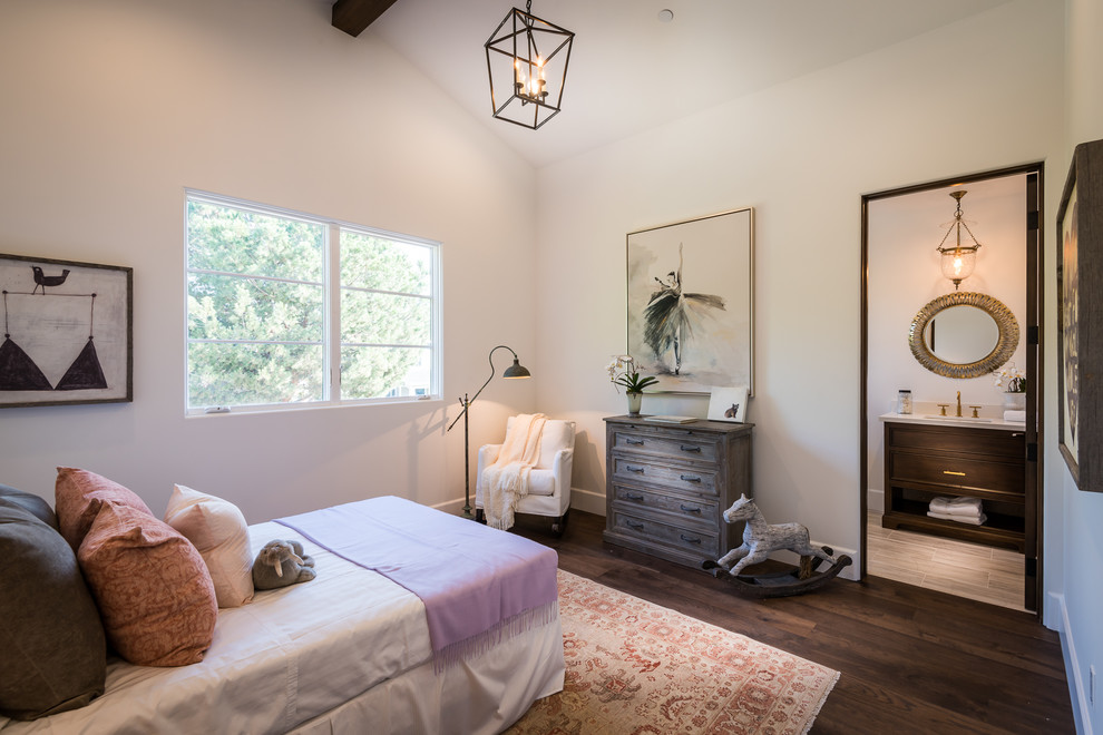 Mediterranes Mädchenzimmer mit Schlafplatz, weißer Wandfarbe, dunklem Holzboden und braunem Boden in Los Angeles