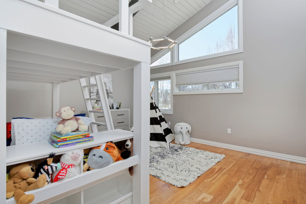 Bild på ett mellanstort funkis könsneutralt barnrum kombinerat med sovrum, med beige väggar och mellanmörkt trägolv