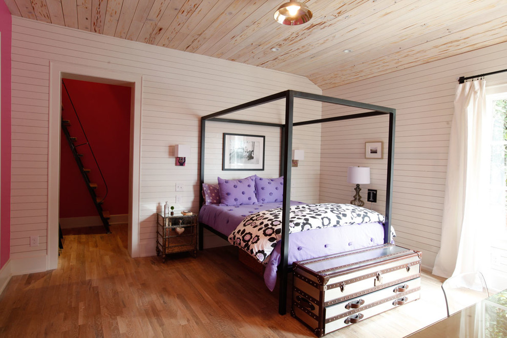 Esempio di una cameretta per bambini design con pareti bianche e pavimento in legno massello medio
