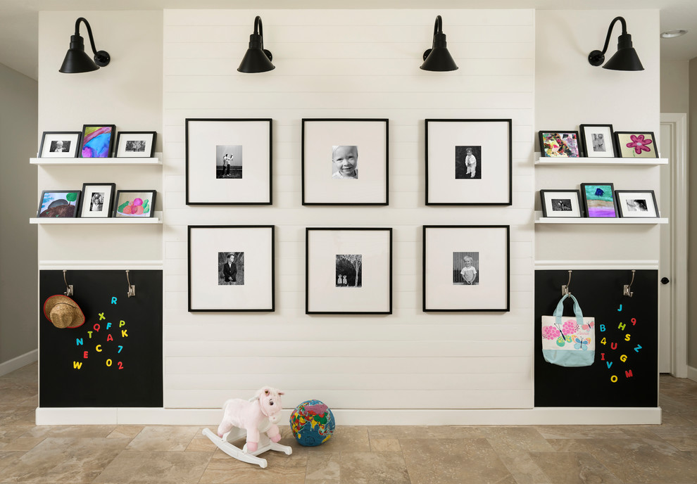 Imagen de dormitorio infantil de 4 a 10 años de estilo de casa de campo de tamaño medio con paredes grises, suelo de travertino y suelo beige