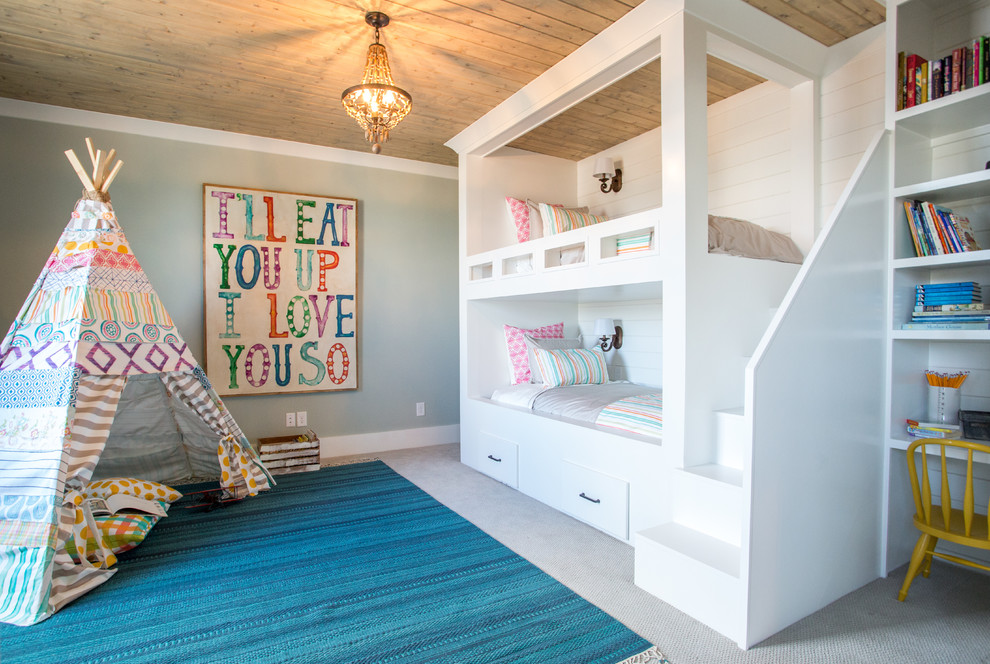 Стильный дизайн: детская в стиле кантри с спальным местом, серыми стенами, ковровым покрытием и серым полом для девочки, двоих детей - последний тренд