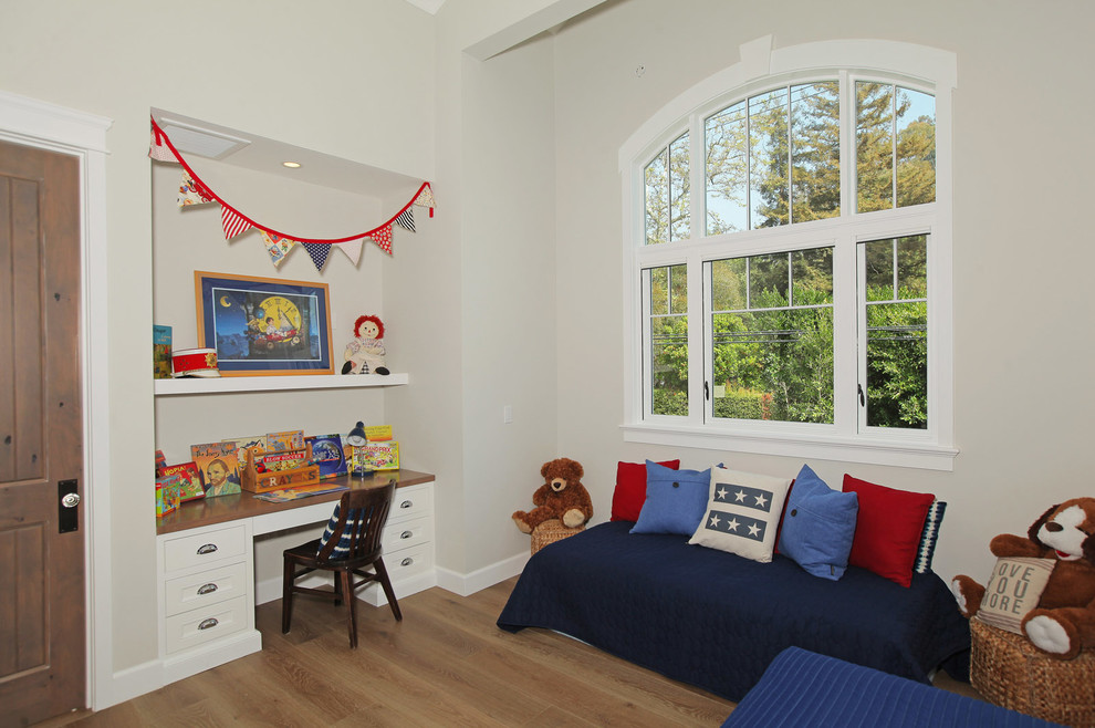 Foto di una cameretta per bambini da 4 a 10 anni country di medie dimensioni con pareti bianche e pavimento in legno massello medio