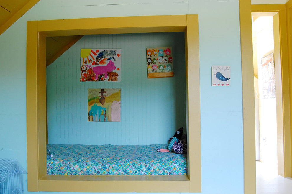 Exemple d'une chambre de fille nature avec un mur bleu.