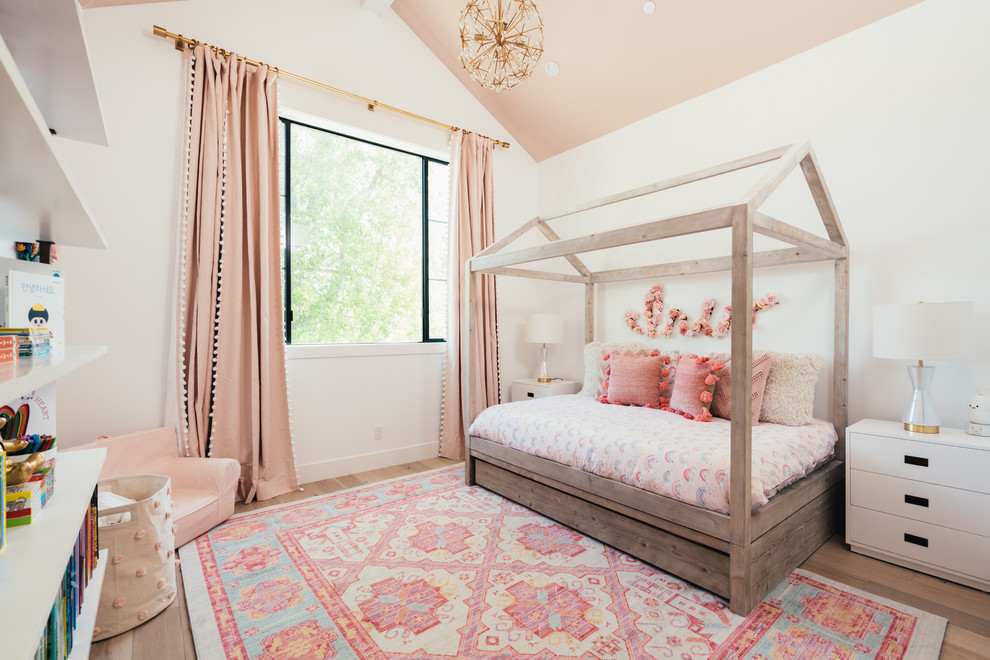 Foto på ett lantligt flickrum kombinerat med sovrum och för 4-10-åringar, med vita väggar och ljust trägolv