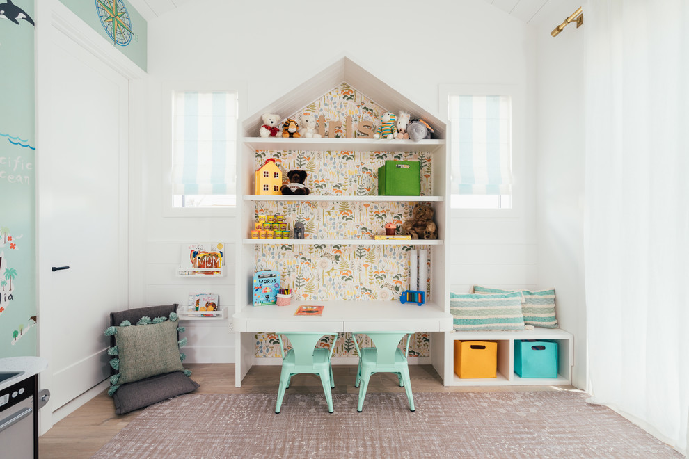 Inredning av ett lantligt könsneutralt småbarnsrum kombinerat med lekrum, med vita väggar och ljust trägolv