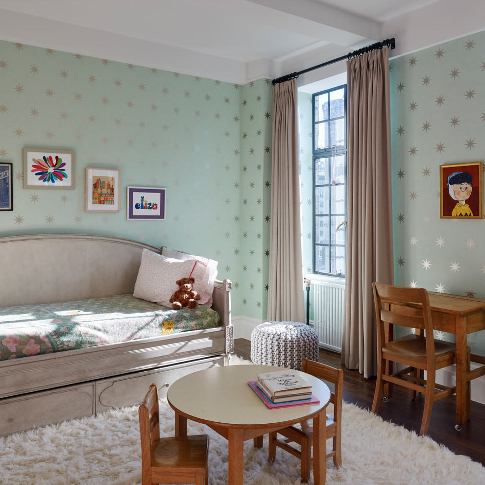 Aménagement d'une chambre d'enfant de 4 à 10 ans campagne avec parquet foncé, un sol marron et un mur multicolore.