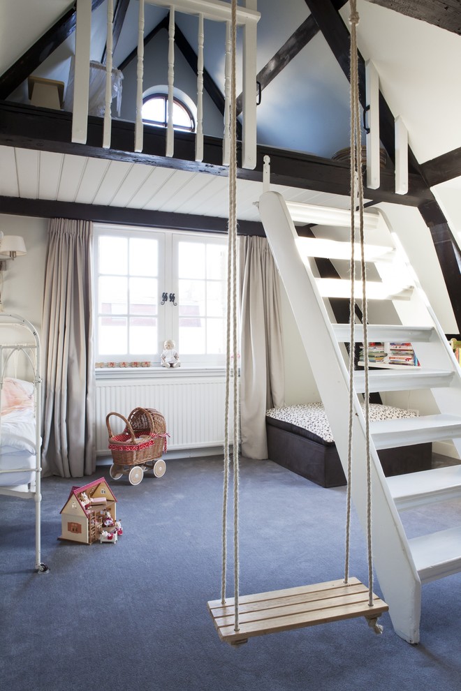 Inspiration för lantliga flickrum kombinerat med sovrum och för 4-10-åringar, med vita väggar och heltäckningsmatta