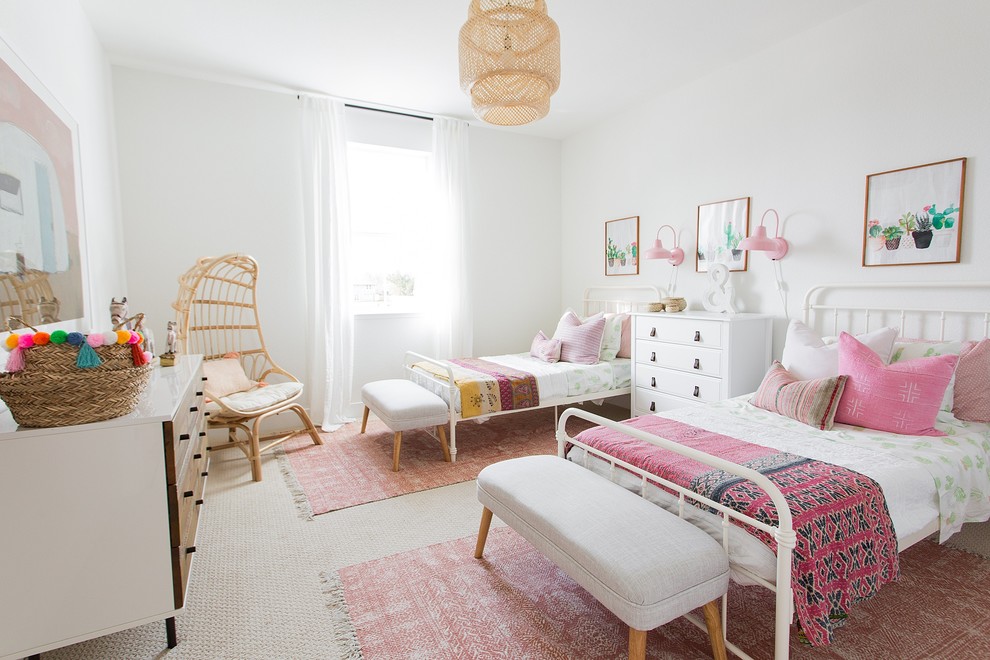 Inspiration för klassiska flickrum kombinerat med sovrum och för 4-10-åringar, med vita väggar, heltäckningsmatta och beiget golv