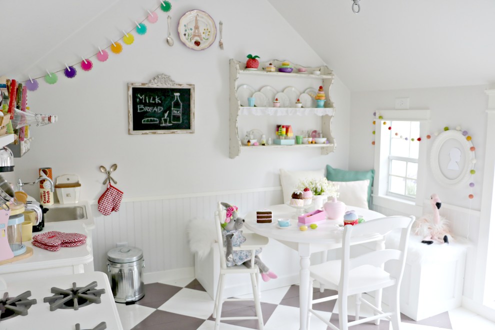 Foto på ett mellanstort lantligt könsneutralt barnrum för 4-10-åringar och kombinerat med lekrum, med vita väggar, målat trägolv och flerfärgat golv