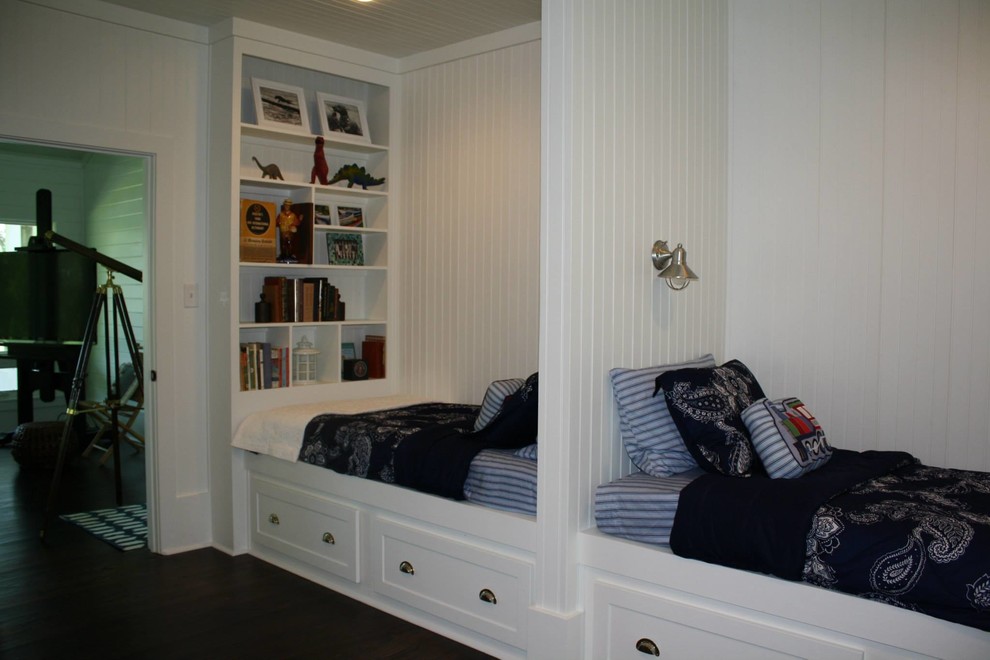 Exempel på ett mellanstort amerikanskt pojkrum kombinerat med sovrum och för 4-10-åringar, med vita väggar