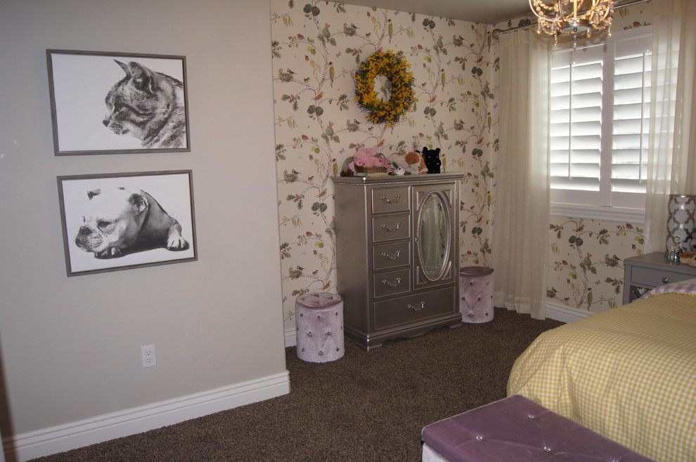 Inspiration för mellanstora lantliga flickrum kombinerat med sovrum och för 4-10-åringar, med grå väggar, heltäckningsmatta och brunt golv