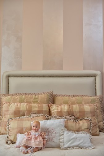 Ejemplo de dormitorio infantil bohemio de tamaño medio con paredes rosas