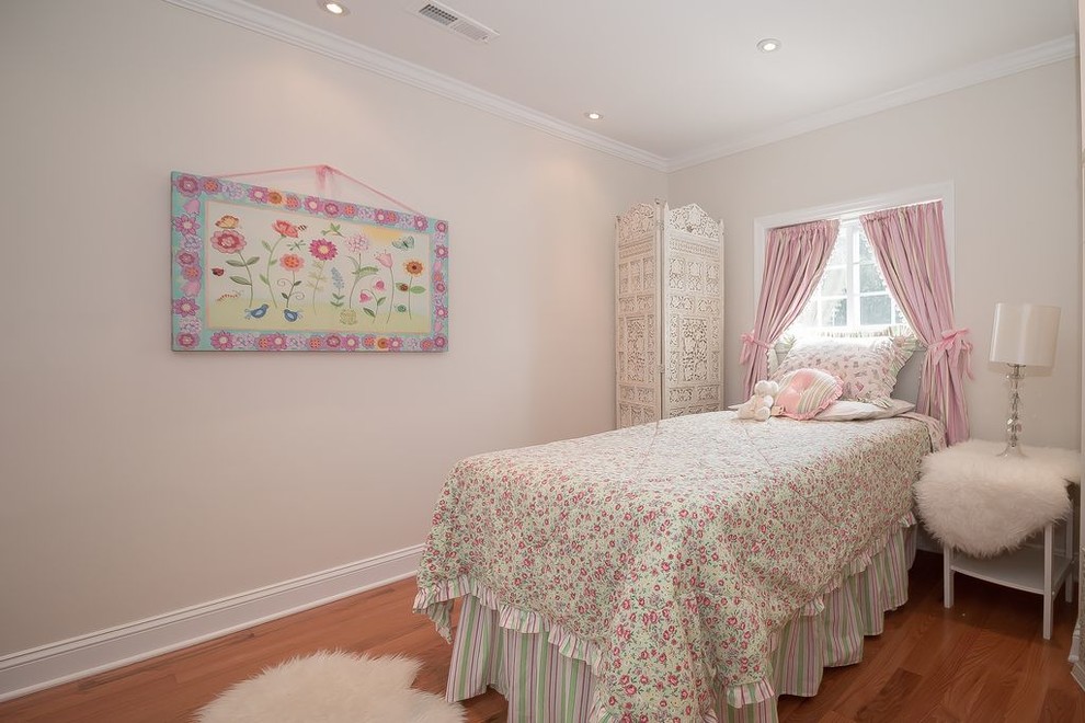 Ejemplo de dormitorio infantil de 4 a 10 años romántico de tamaño medio con paredes beige y suelo de madera en tonos medios