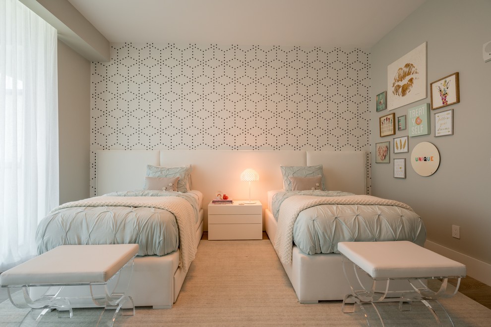 Imagen de dormitorio infantil actual grande con paredes azules y suelo beige