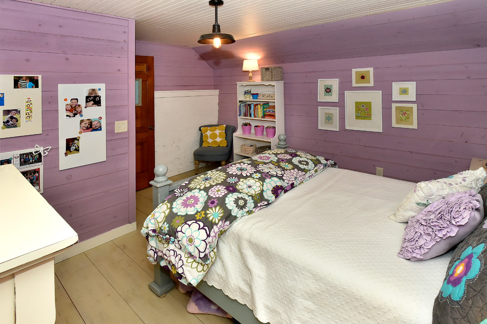Стильный дизайн: детская в стиле рустика с фиолетовыми стенами, спальным местом и светлым паркетным полом для девочки - последний тренд