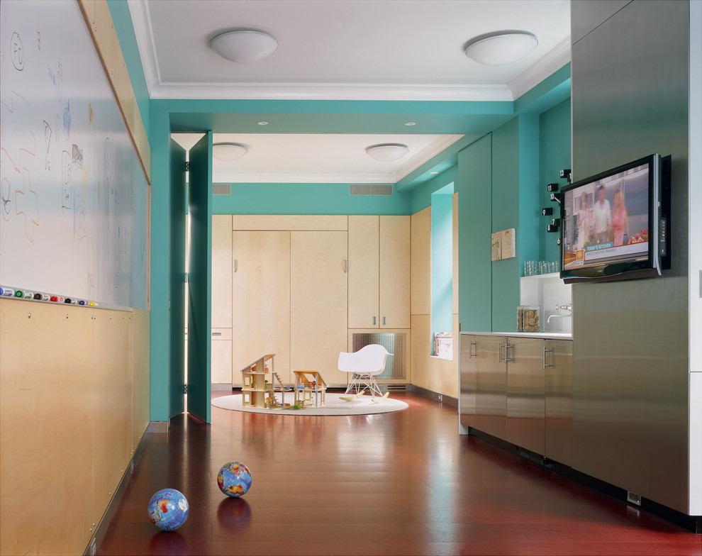 Modelo de dormitorio infantil bohemio grande con paredes multicolor y suelo de corcho
