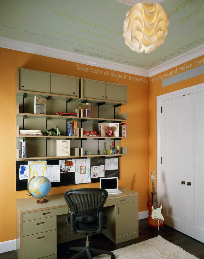 Inspiration för ett stort funkis tonårsrum kombinerat med sovrum, med orange väggar och mörkt trägolv