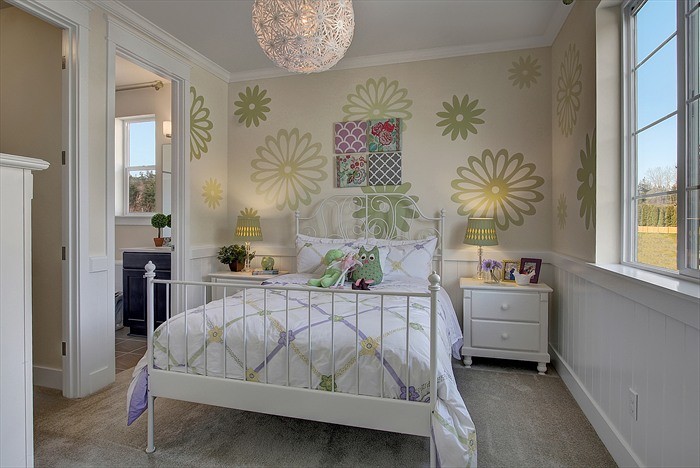 Diseño de dormitorio infantil clásico renovado con moqueta y paredes multicolor