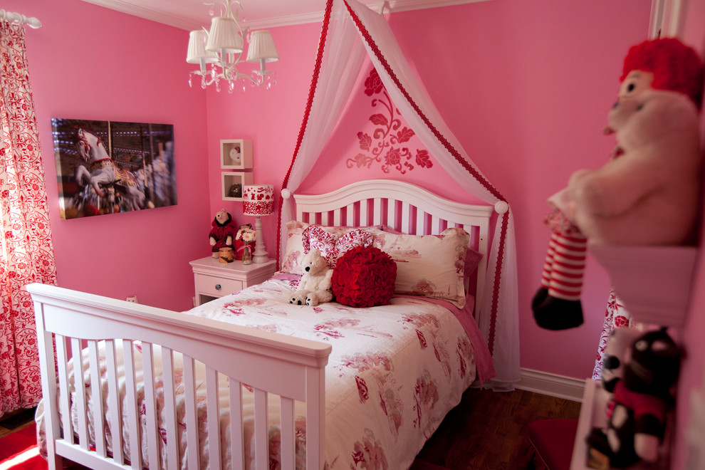 Foto på ett litet vintage flickrum kombinerat med sovrum och för 4-10-åringar, med rosa väggar och mellanmörkt trägolv