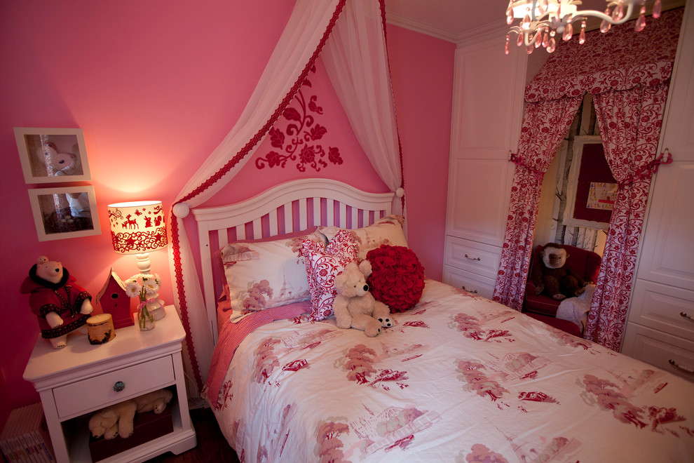 Inspiration för små klassiska flickrum kombinerat med sovrum och för 4-10-åringar, med rosa väggar