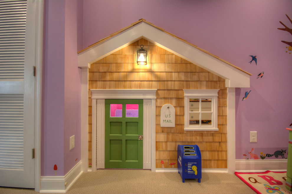 Idée de décoration pour une grande chambre d'enfant de 4 à 10 ans tradition avec un mur violet, moquette et un sol beige.