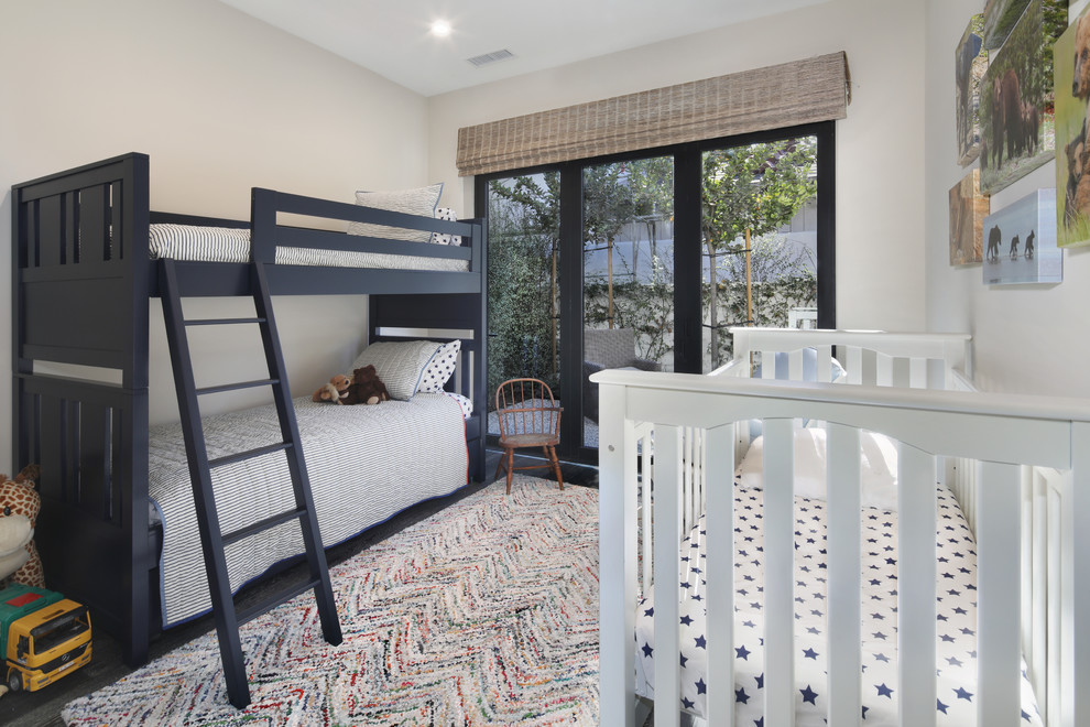 Idées déco pour une chambre de garçon méditerranéenne avec un mur blanc et un lit superposé.