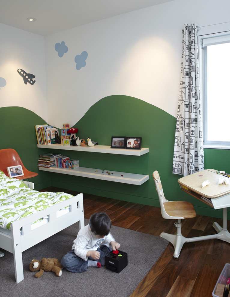 Imagen de dormitorio infantil de 1 a 3 años moderno con suelo de madera oscura y paredes multicolor