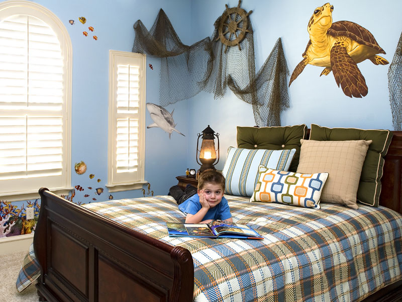 На фото: детская среднего размера в стиле неоклассика (современная классика) с спальным местом, синими стенами и ковровым покрытием для ребенка от 4 до 10 лет, мальчика с