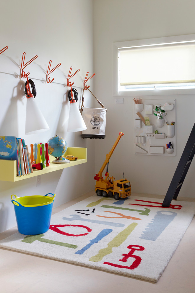 Imagen de dormitorio infantil de 1 a 3 años actual con paredes blancas y suelo beige