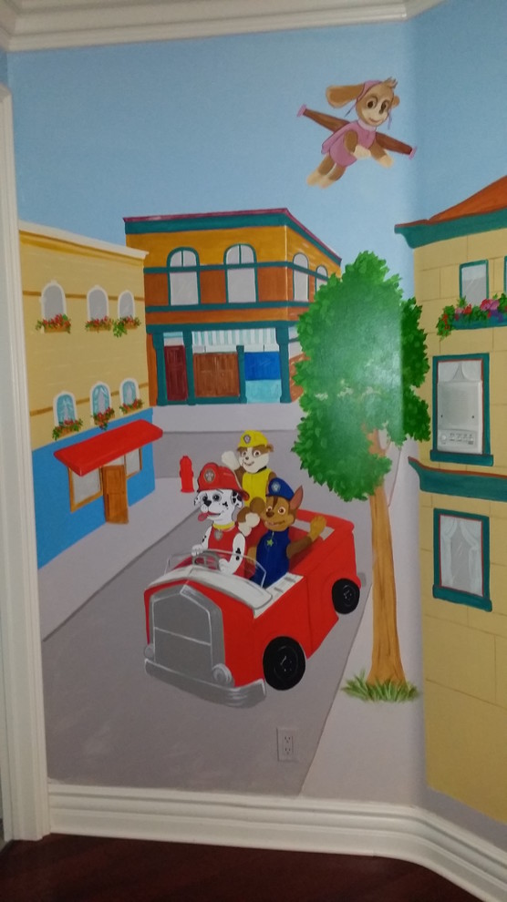 Cette image montre une très grande chambre d'enfant de 4 à 10 ans avec un mur bleu, parquet foncé et un sol marron.