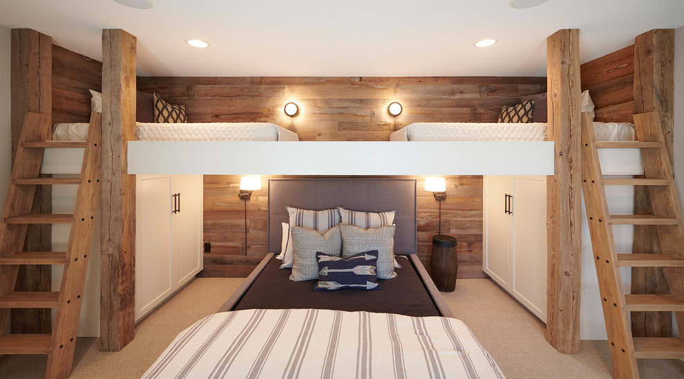 Cette image montre une chambre d'enfant de 4 à 10 ans marine avec un mur marron, moquette, un sol beige et un lit superposé.