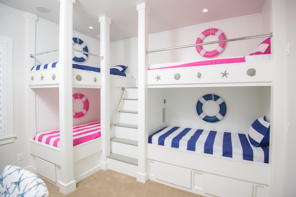 На фото: нейтральная детская среднего размера в морском стиле с спальным местом, белыми стенами, ковровым покрытием и бежевым полом для ребенка от 4 до 10 лет с