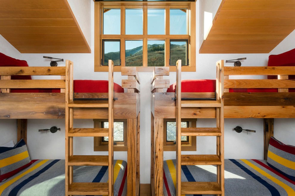 Diseño de dormitorio infantil de 4 a 10 años clásico renovado de tamaño medio con paredes blancas, suelo de madera clara y suelo marrón