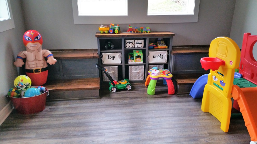 Diseño de dormitorio infantil de 1 a 3 años rural pequeño con paredes grises, suelo de madera en tonos medios y suelo marrón