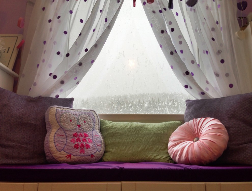 Inspiration för flickrum kombinerat med sovrum och för 4-10-åringar, med lila väggar och mellanmörkt trägolv