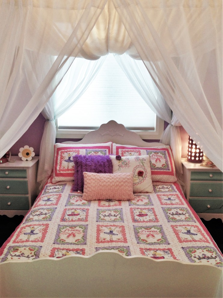 Inspiration för ett flickrum kombinerat med sovrum och för 4-10-åringar, med lila väggar och mellanmörkt trägolv