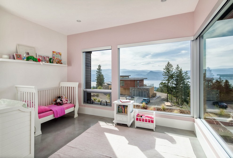 Klassisk inredning av ett mellanstort flickrum kombinerat med sovrum och för 4-10-åringar, med rosa väggar och betonggolv