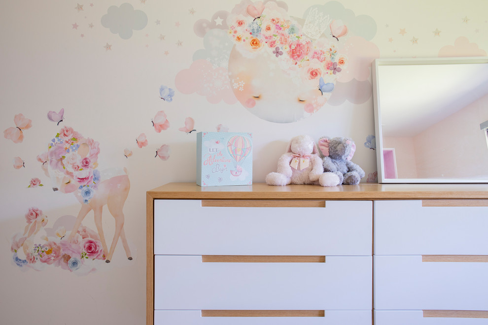 Inredning av ett modernt stort flickrum kombinerat med sovrum och för 4-10-åringar, med rosa väggar, marmorgolv och vitt golv