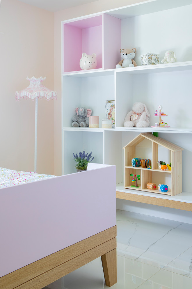 Источник вдохновения для домашнего уюта: большая детская в современном стиле с спальным местом, розовыми стенами, мраморным полом и белым полом для ребенка от 4 до 10 лет, девочки