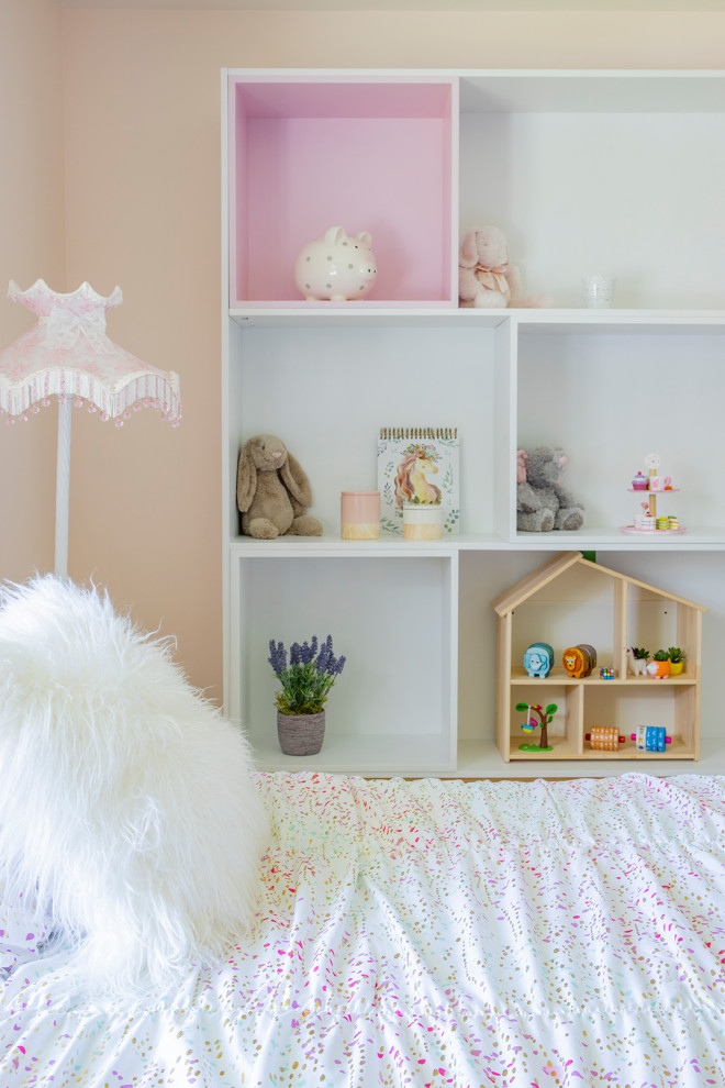 На фото: большая детская в современном стиле с спальным местом, розовыми стенами, мраморным полом и белым полом для ребенка от 4 до 10 лет, девочки с