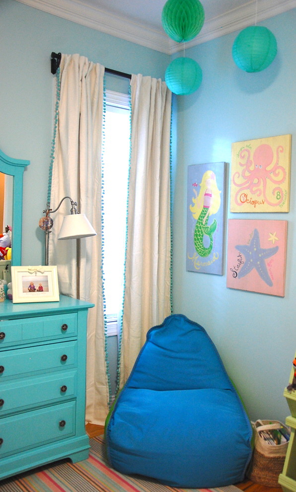 Foto di una piccola cameretta per bambini da 4 a 10 anni chic con pareti blu e parquet chiaro