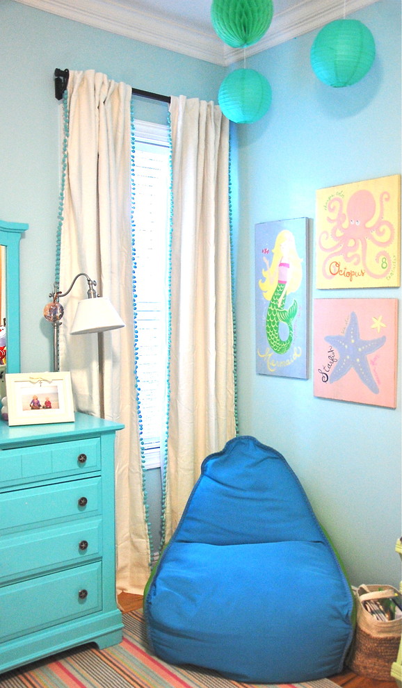 Esempio di una piccola cameretta per bambini da 4 a 10 anni tradizionale con pareti blu e parquet chiaro