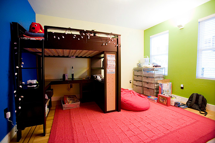 Cette photo montre une chambre d'enfant de 4 à 10 ans tendance de taille moyenne avec un mur multicolore et un sol en bois brun.