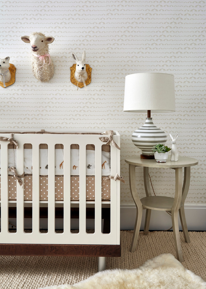 Diseño de habitación de bebé neutra clásica renovada de tamaño medio con paredes blancas y suelo de madera oscura