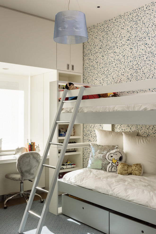 Modelo de dormitorio infantil actual con paredes blancas, suelo de madera en tonos medios y suelo marrón