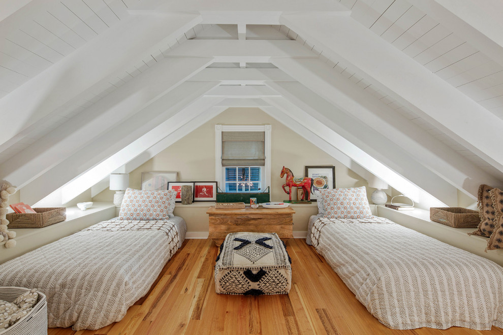 Ejemplo de dormitorio infantil de 4 a 10 años marinero con paredes beige y suelo de madera clara