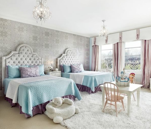 На фото: большая детская в викторианском стиле с спальным местом, серыми стенами и ковровым покрытием для ребенка от 4 до 10 лет, девочки