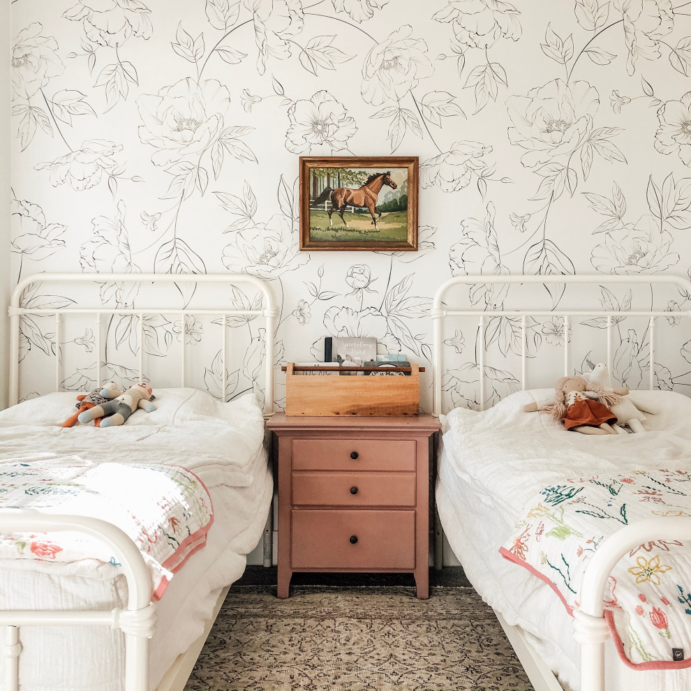 Exemple d'une chambre d'enfant de 4 à 10 ans nature de taille moyenne avec un mur beige, parquet foncé et un sol marron.